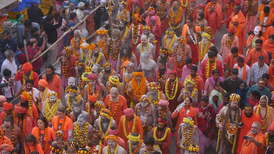 Mahashivratri 2025 :महाशिवरात्रि पर हर-हर महादेव के उद्घोष से गूंज उठी ‘काशी’, दस हजार नागा साधु गदा-तलवार लहराते निकले,किया बाबा विश्वनाथ का जलाभिषेक